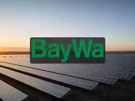 Weitläufige Solarparks in einer sonnigen Landschaft als Symbol für nachhaltige Energiegewinnung und Investitionen. - Foto: über boerse-global.de