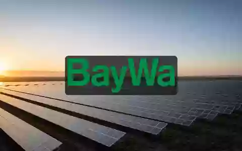 Weitläufige Solarparks in einer sonnigen Landschaft als Symbol für nachhaltige Energiegewinnung und Investitionen. - Foto: über boerse-global.de