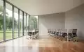 Ein helles, modernes Büro mit bodentiefen Fenstern und hochwertigen, ergonomischen Möbeln in einem minimalistischen Raum. - Foto: über boerse-global.de
