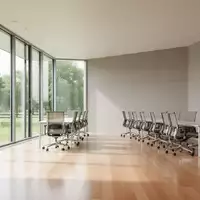 Ein helles, modernes Büro mit bodentiefen Fenstern und hochwertigen, ergonomischen Möbeln in einem minimalistischen Raum. - Foto: über boerse-global.de
