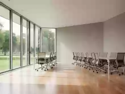 Ein helles, modernes Büro mit bodentiefen Fenstern und hochwertigen, ergonomischen Möbeln in einem minimalistischen Raum. - Foto: über boerse-global.de