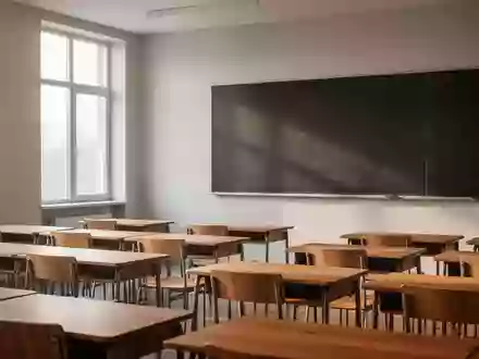 Ein minimalistisch gestalteter Klassenraum mit leeren Holztischen und natürlichem Lichteinfall. - Foto: über boerse-global.de