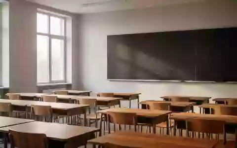 Ein minimalistisch gestalteter Klassenraum mit leeren Holztischen und natürlichem Lichteinfall. - Foto: über boerse-global.de