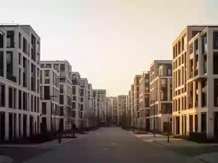 Moderne Wohnbebauung in einer deutschen Stadt bei Sonnenuntergang mit geometrischen Fassaden. - Foto: über boerse-global.de