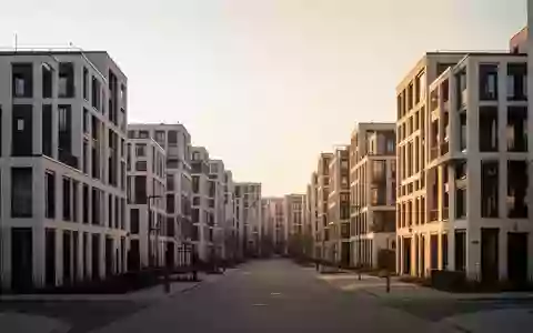 Moderne Wohnbebauung in einer deutschen Stadt bei Sonnenuntergang mit geometrischen Fassaden. - Foto: über boerse-global.de