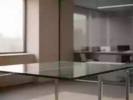 Ein minimalistisch eingerichteter, moderner Büroraum mit einem leeren Schreibtisch in hellem, natürlichem Tageslicht. - Foto: über boerse-global.de