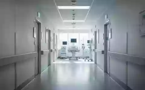 Ein heller, steriler Krankenhausflur mit moderner Architektur und ruhiger Atmosphäre. - Foto: über boerse-global.de