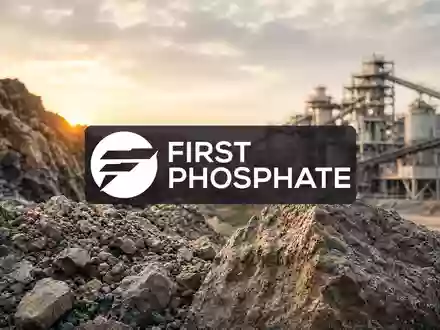 Industrielle Bergbauanlage bei Sonnenaufgang, die eine moderne und professionelle Atmosphäre vermittelt. - Foto: über boerse-global.de