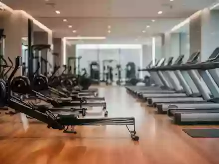 Modernes Fitnessstudio mit hochwertigen Trainingsgeräten in einer hellen, minimalistischen Umgebung. - Foto: über boerse-global.de