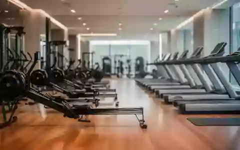 Modernes Fitnessstudio mit hochwertigen Trainingsgeräten in einer hellen, minimalistischen Umgebung. - Foto: über boerse-global.de