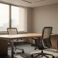 Ein minimalistisch eingerichteter, leerer Büroarbeitsplatz mit natürlichem Lichteinfall in einer ruhigen Arbeitsumgebung. - Foto: über boerse-global.de