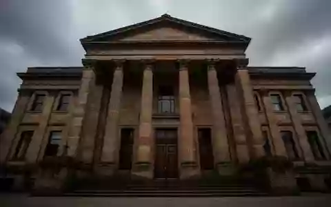 Ein monumentales, historisches Gerichtsgebäude aus Sandstein unter einem bewölkten Himmel, das Autorität und Rechtsprechung symbolisiert. - Foto: über boerse-global.de