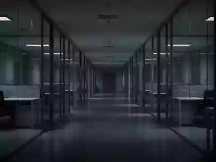 Ein leerer, modern gestalteter Büroflur mit Glaswänden und minimalistischen Arbeitsplätzen in einer kühlen, nächtlichen Atmosphäre. - Foto: über boerse-global.de