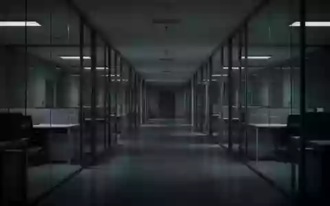 Ein leerer, modern gestalteter Büroflur mit Glaswänden und minimalistischen Arbeitsplätzen in einer kühlen, nächtlichen Atmosphäre. - Foto: über boerse-global.de
