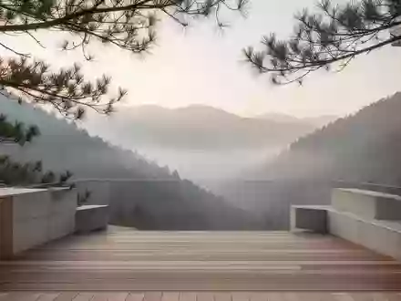Eine ruhige, minimalistische Holzterrasse mit Blick auf ein nebliges Gebirgstal im sanften Morgenlicht. - Foto: über boerse-global.de