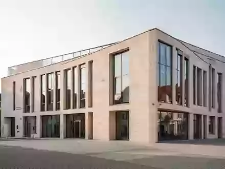 Modernes Rathausgebäude in Sachsen bei Tageslicht, Architekturaufnahme ohne Personen oder Beschilderung. - Foto: über boerse-global.de