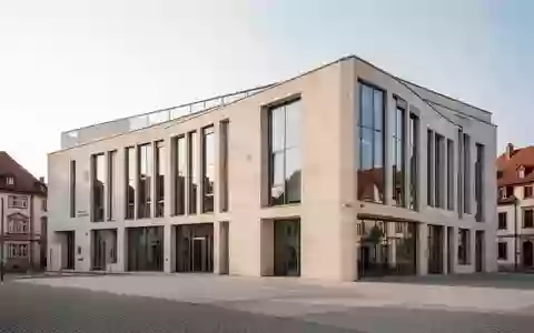 Modernes Rathausgebäude in Sachsen bei Tageslicht, Architekturaufnahme ohne Personen oder Beschilderung. - Foto: über boerse-global.de