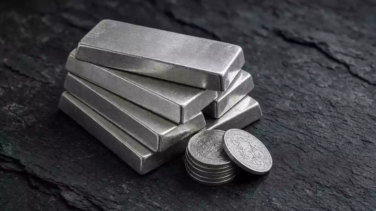 Silver Slides as Funds Cut Longs, Rate Fears Weigh on Prices