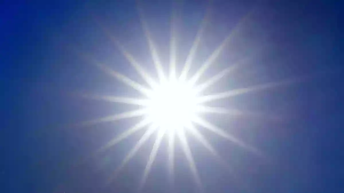 Die Sonne strahlt von einem wolkenlosen Himmel. (Archivbild) - Bild: Martin Gerten/dpa