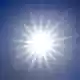 Die Sonne strahlt von einem wolkenlosen Himmel. (Archivbild) - Bild: Martin Gerten/dpa