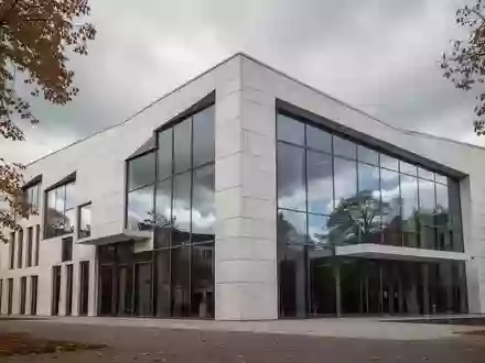 Ein modernes, minimalistisches städtisches Verwaltungsgebäude bei bewölktem Himmel. - Foto: über boerse-global.de
