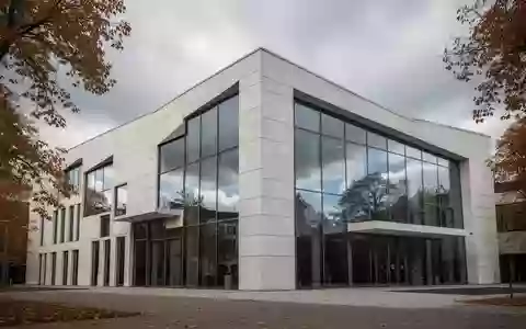 Ein modernes, minimalistisches städtisches Verwaltungsgebäude bei bewölktem Himmel. - Foto: über boerse-global.de
