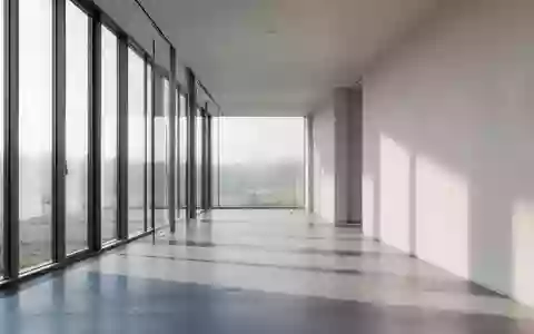 Ein minimalistischer Flur in einem modernen Verwaltungsgebäude mit großen Fenstern und natürlichem Lichteinfall. - Foto: über boerse-global.de