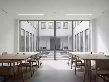 Ein minimalistisches, modernes Büro in Kopenhagen mit viel Tageslicht und leeren Arbeitsplätzen. - Foto: über boerse-global.de