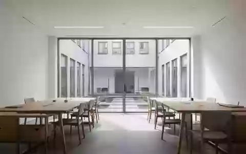 Ein minimalistisches, modernes Büro in Kopenhagen mit viel Tageslicht und leeren Arbeitsplätzen. - Foto: über boerse-global.de