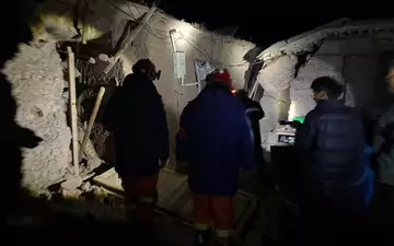 Durch das Erdbeben wurden auch Hunderte Häuser beschädigt. - Foto: Uncredited/XinHua/dpa