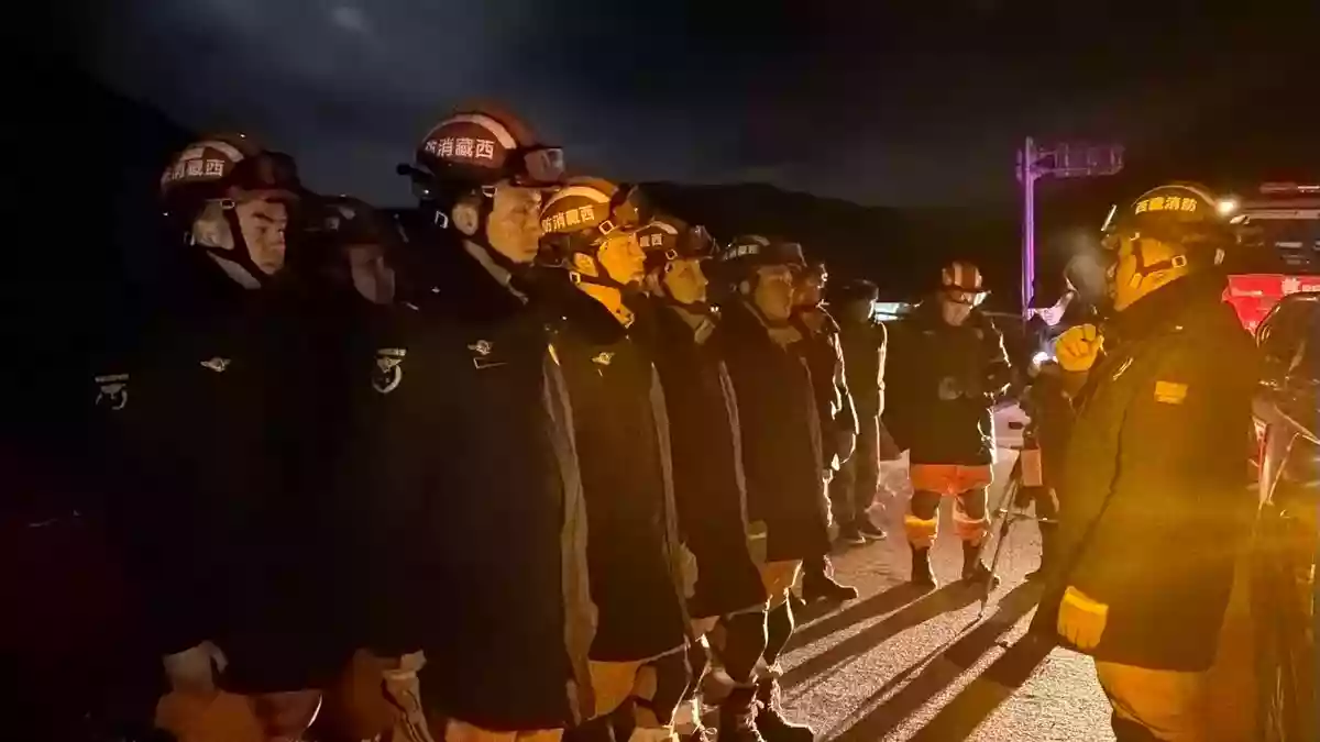 Nach dem Erdbeben wurden weitere Rettungskräfte entsandt.  - Bild: Uncredited/XinHua/dpa
