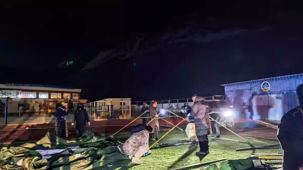 Rettungskräfte richteten provisorische Unterkünfte ein.  - Bild: Uncredited/XinHua/dpa