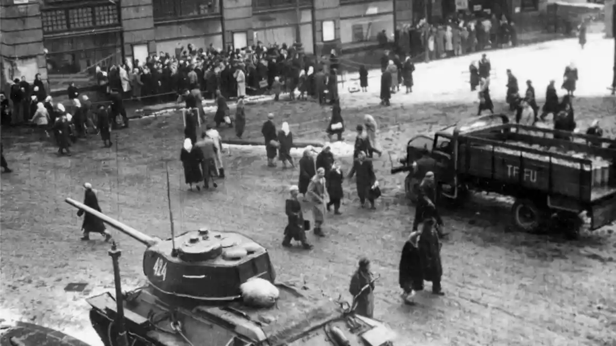 Sowjetische Panzer in den Straßen von Budapest. (Archivbild) - Bild: DB/dpa