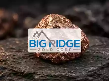 Nahaufnahme von kupferhaltigem Gestein mit goldenen Adern in einer professionellen, atmosphärischen Lichtstimmung. - Foto: über boerse-global.de