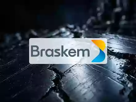 Ein abstrakter, düsterer Finanzhintergrund mit einem Metallhammer auf einem glatten Untergrund, der Rechtsstreit symbolisiert. - Foto: über boerse-global.de
