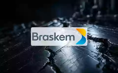 Ein abstrakter, düsterer Finanzhintergrund mit einem Metallhammer auf einem glatten Untergrund, der Rechtsstreit symbolisiert. - Foto: über boerse-global.de