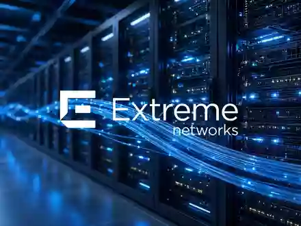Abstrakte Darstellung moderner Serverinfrastruktur mit blauem Licht als Symbol für die Integration von KI-Assistenten. - Foto: über boerse-global.de