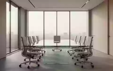 Ein minimalistischer, moderner Konferenzraum mit einem leeren Glastisch und ergonomischen Stühlen bei natürlichem Tageslicht. - Foto: über boerse-global.de