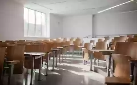 Ein moderner, leerer Hörsaal mit hölzernen Sitzreihen und hellem Tageslicht in einer Universität. - Foto: über boerse-global.de