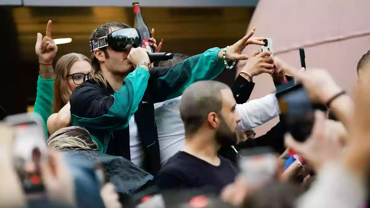 Rapper Ski Aggu geht mit seinem neuen Album auf Tour und will während der Shows Handys verbieten. (Archivbild) - Bild: Carsten Koall/dpa