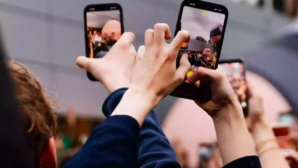 Viele Fans zücken bei den Auftritten gerne und oft ihr Handy. (Archivbild) - Bild: Carsten Koall/dpa