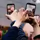 Viele Fans zücken bei den Auftritten gerne und oft ihr Handy. (Archivbild) - Bild: Carsten Koall/dpa