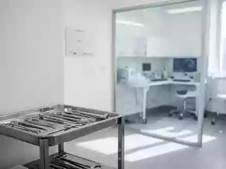 Ein steriler, moderner Behandlungsraum in einer Klinik mit Tageslichteinfall und minimalistischer Einrichtung. - Foto: über boerse-global.de