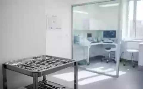 Ein steriler, moderner Behandlungsraum in einer Klinik mit Tageslichteinfall und minimalistischer Einrichtung. - Foto: über boerse-global.de