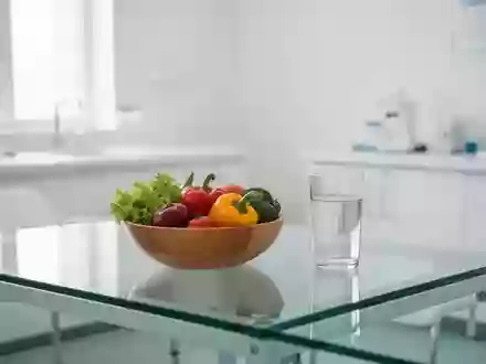 Ein minimalistischer, heller Raum mit frischem Gemüse und einem Glas Wasser als Symbol für einen gesunden Lebensstil. - Foto: über boerse-global.de