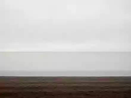 Eine minimalistische Landschaft mit einem klaren Horizont, der Erde und Himmel trennt und Ruhe sowie Abgrenzung symbolisiert. - Foto: über boerse-global.de