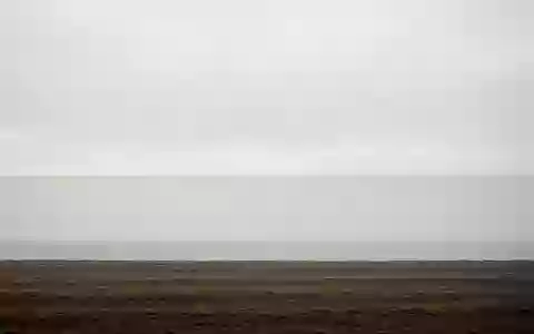 Eine minimalistische Landschaft mit einem klaren Horizont, der Erde und Himmel trennt und Ruhe sowie Abgrenzung symbolisiert. - Foto: über boerse-global.de