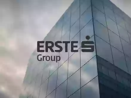 Moderne Glasfassade eines Bürogebäudes bei bewölktem Himmel als Symbol für eine neutrale Markteinschätzung. - Foto: über boerse-global.de