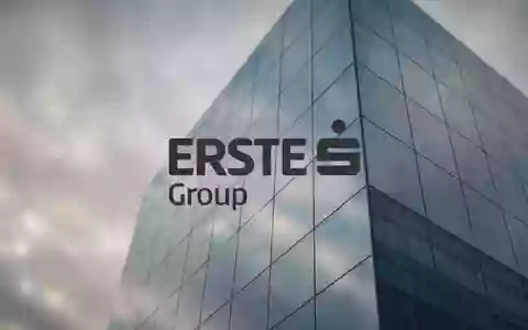 Moderne Glasfassade eines Bürogebäudes bei bewölktem Himmel als Symbol für eine neutrale Markteinschätzung. - Foto: über boerse-global.de
