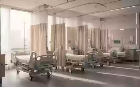 Ein heller, steriler Behandlungsraum in einer Klinik mit leeren Betten und Sichtschutzvorhängen. - Foto: über boerse-global.de